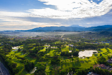 Naklejka premium Widok z lotu ptaka putting zielone i piękne pole golfowe darni w Kota Kinabalu, Sabah, Malezja
