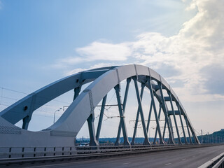 Obraz premium Stalowy łuk połączonego mostu drogowo-kolejowego