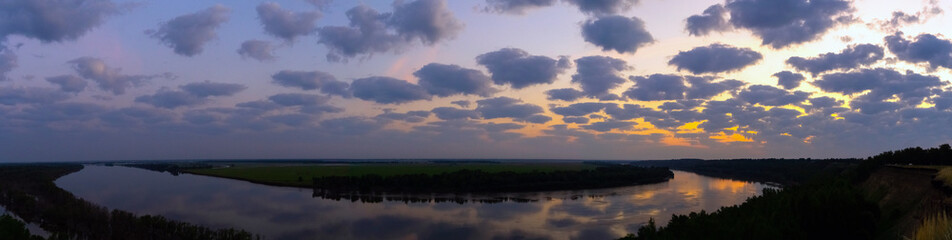 Obraz na płótnie Canvas dawn over the river