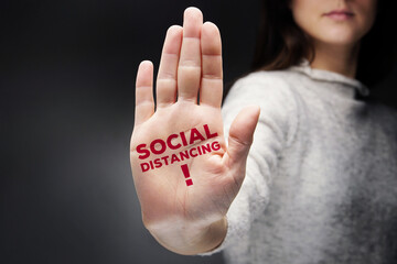 Frau betreibt Social Distancing