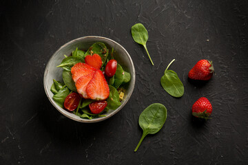 spinach salad with strawberry and tomatoes