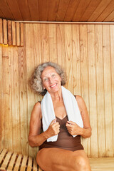 Glückliche Senior Frau in der Sauna
