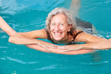 Vitale Senior Frau lernt schwimmen - obrazy, fototapety, plakaty