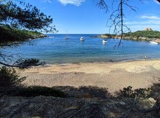 Île de Porquerolles à Hyères, calanques rocher et belle plage de sable blanc, plus bel endroit d'europe, balade en vélo, chaleur d'été, destination favorite, voyage à la mer côte d'azur, touriste