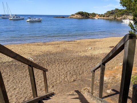 &Icirc;le de Porquerolles &agrave; Hy&egrave;res, calanques rocher et belle plage de sable blanc, plus bel endroit d'europe, balade en v&eacute;lo, chaleur d'&eacute;t&eacute;, destination favorite, voyage &agrave; la mer c&ocirc;te d'azur, touriste