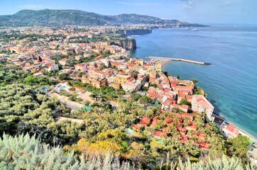 Panorama włoskiego miasta nabrzeżnego Sorrento - obrazy, fototapety, plakaty