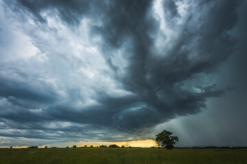 Fototapeta premium Supercell burzowe chmury z intensywnym deszczem tropikalnym