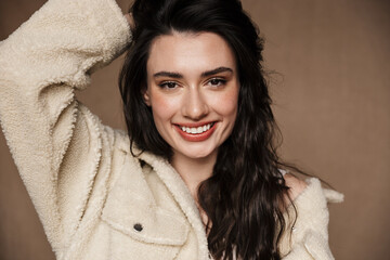 Photo closeup of funny cute woman laughing and looking at camera