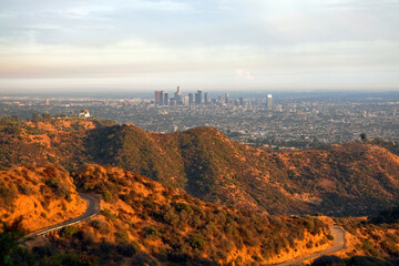 Obraz premium Afternoon view of Griffith Park and downtown Los Angeles in Southern California.