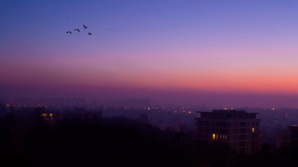 Wschód słońca nad miastem. © Tymoteusz