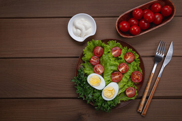 Fototapeta na wymiar Salad with tomatoes and eggs.