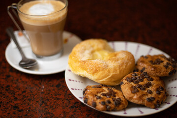 café galletas chips chocolate bollería almuerzo descanso disfrutar bebida caliente