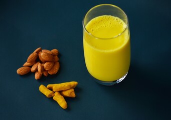 glass of milk and turmeric 