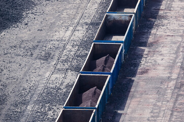 Obraz premium COAL WAGONS - Rail transport at the mineral and aggregate storage yard 