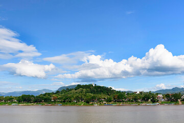 Fototapeta na wymiar La ville de Luang Prabang (ou Louang Prabang) au bord du fleuve Mékong entourée de montagnes au Laos.