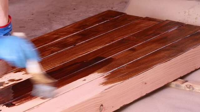 建築材（大引き）の防腐防虫材の塗装