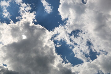 cielo azul en primavera con nubes blancas