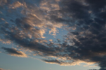 cielo azul con nubes grises y negras en puesta de sol al atardecer