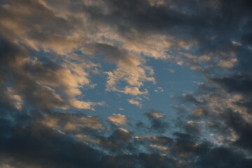 cielo azul con nubes grises y negras en puesta de sol al atardecer