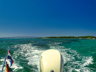 Fototapeta na wymiar Mit dem Motorboot auf dem Meer unterwegs - Urlaub in Coronazeit in Zadar, Kroatien, Europa