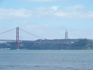 Rio Tejo, Brücke des 25 April und Cristo Rei in Lissabon Portugal