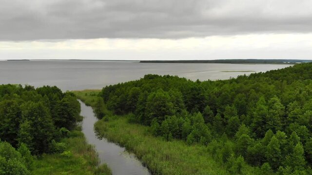 Mazury Warmia Jezioro Śniadrwy rzeka woda drzewa las widok z drona