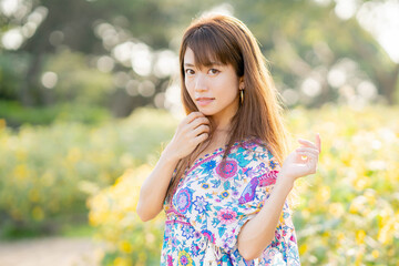 Fototapeta premium 美しい公園と美しい女性