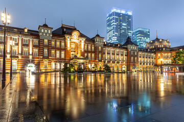 Fototapeta na wymiar 雨の日の東京駅　夜景