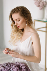 Naklejka premium Portrait of female model girl opens female perfume for a tasty smell