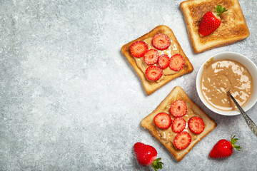 Fototapeta na wymiar toast with peanut butter and strawberries