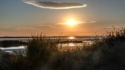 Lever  coucher de soleil sur les marais salants de Camargue - Sunrise over the Camargue salt marshes