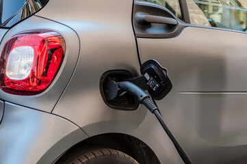 Elektroauto an Ladestation