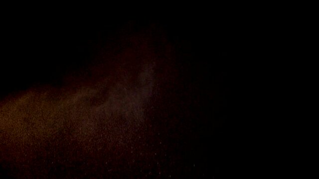 Spraynebel in Zeitlupe vor schwarzem Hintergrund