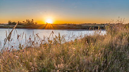 Lever  coucher de soleil sur les marais salants de Camargue - Sunrise over the Camargue salt marshes