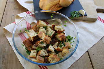 Croûtons de pain, ails et persil