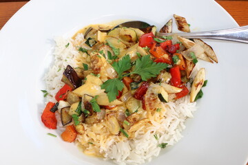 Gemüsecurry mit Jasminreis, vegetarische Kost, Curryreis mit Aubergine, Zucchini, Paprika und...