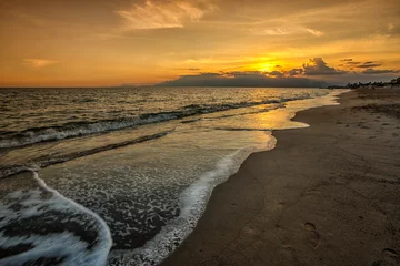 Landschaft des Sonnenuntergangs im Mittelmeer, Strand von Lara in der Provinz Antalya, Türkei. Lara Beach ist einer der längsten Sandstrände in der Türkei. © Funtay
