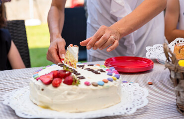 Obraz na płótnie Canvas Cut the cake at the birthday party