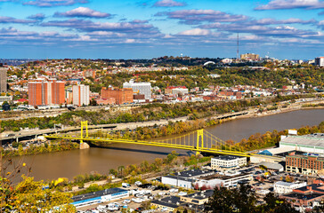 Obraz premium South Tenth Street Bridge across the Monongahela River in Pittsburgh, Pennsylvania