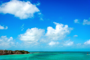 Fototapeta premium Cloudy sky over Florida Keys shore