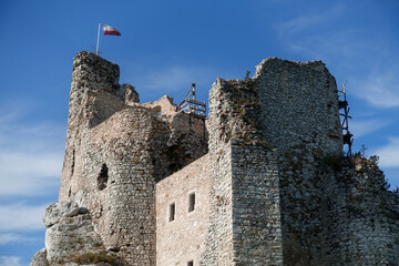 Zamek w Bobolicach w Polsce podczas remontu