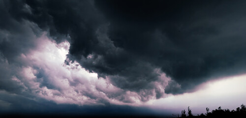 Ciężkie i ciemne chmury burzowe Cumulonimbus zapowiadające nawałnicę i deszcz.