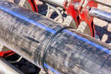 Polythene, HDPE pipe welding process. High Density Polyethylene, or HDPE, pipe is a heavy-duty...
