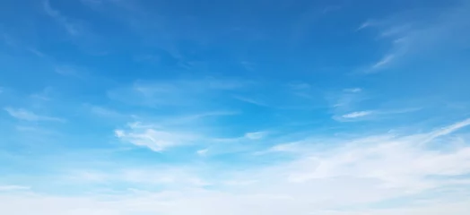 Fensteraufkleber blauer himmel des panoramas mit wolken- und sonnenscheinhintergrund © lovelyday12