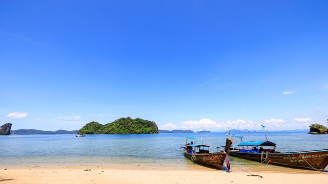 krabi Thailand October 2562 long tail boat and tourists on the.sandy beach