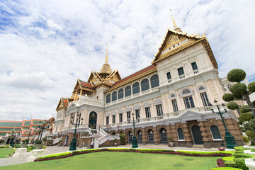 Obraz premium The Royal Grand Palace and Temple of the Emerald Buddha Bangkok, Thailand - June 18,2020 : The Chakri Maha Prasat Thone Hall