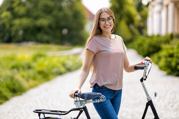 Naklejka premium Attractive young woman&nbsp;going for a bicycle ride 
