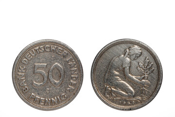Alte Fünfzig Pfennig Münzen auf weißen Hintergrund