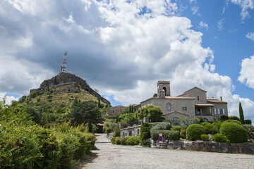 Le rocher de Sampzon et l'église du village dans le sud de l'Ardèche (France)