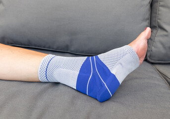a heel brace to prevent haglundse and protect the Achilles tendon